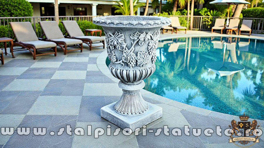 Vază ornament cu picior, gri patinat, model V1. (1)