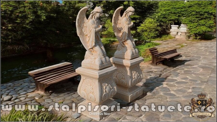 Set doi îngerași cu soclu, galben antichizat, model S27-S59. (2)