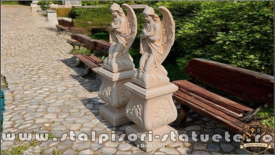 Set doi îngerași cu soclu, galben antichizat, model S27-S59. (3)