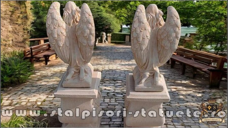 Set doi îngerași cu soclu, galben antichizat, model S27-S59. (4)