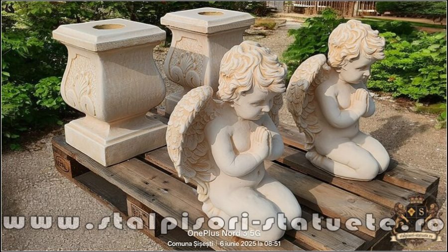 Set doi îngerași cu soclu, galben antichizat, model S4-S27. (5)