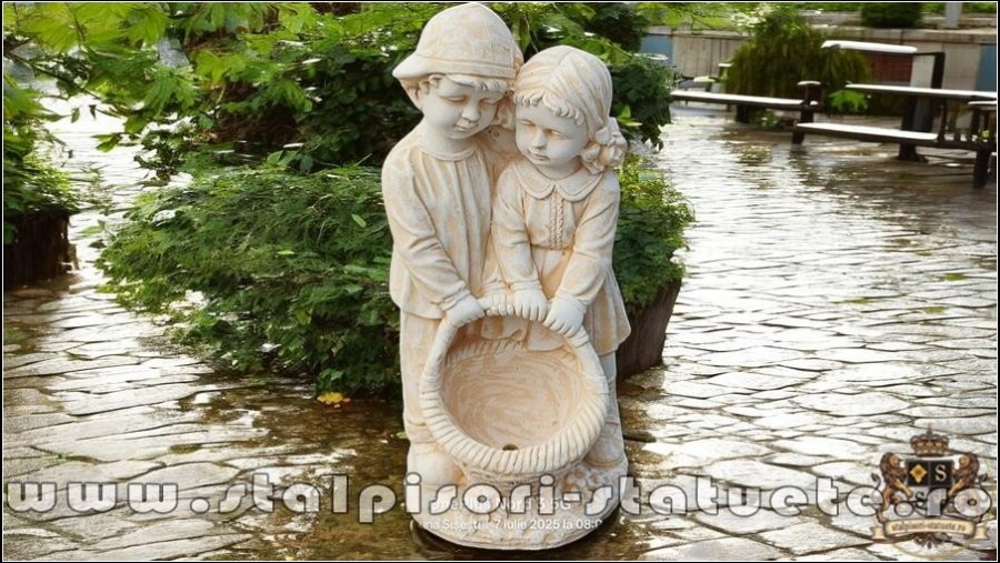 Statuetă copii cu coșuleț, galben patinat, model S7. (1)