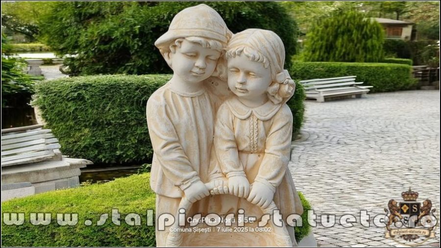 Statuetă copii cu coșuleț, galben patinat, model S7. (2)