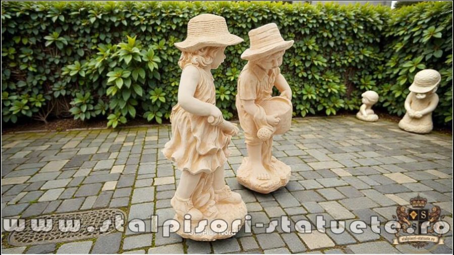 Set două statuete grădinari, galben patinat, model S92. (1)