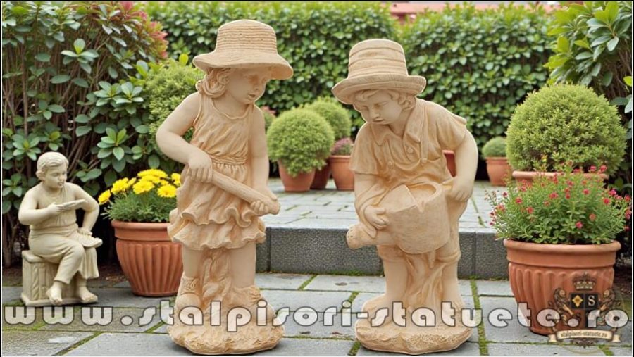 Set două statuete grădinari, galben patinat, model S92. (2)