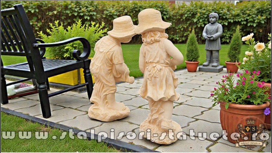 Set două statuete grădinari, galben patinat, model S92. (4)