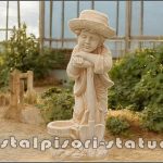 Statuetă băiat cu hârleț, galben patinat, model S60.