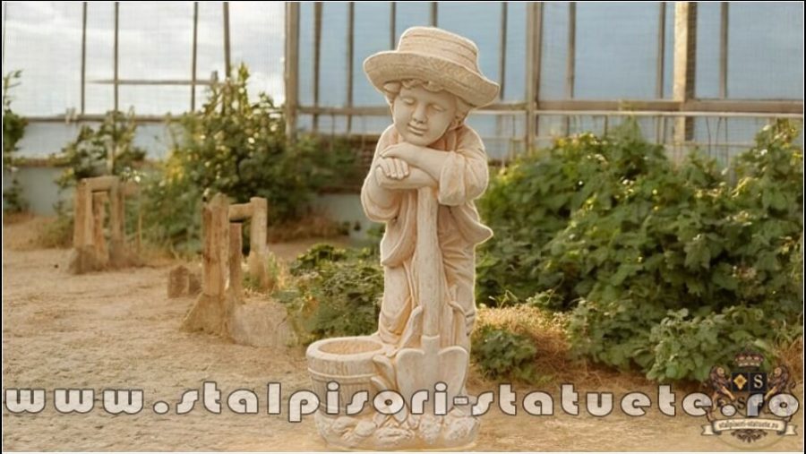 Statuetă băiat cu hârleț, galben patinat, model S60. (1)