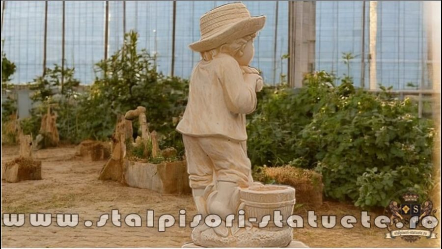 Statuetă băiat cu hârleț, galben patinat, model S60. (4)