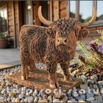 Statuetă văcuță Highland, maro patinat, model S106.