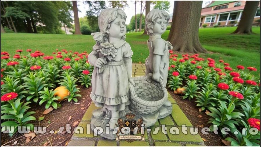 Statuetă copii cu coșuleț, gri antichizat, model J2. (3)