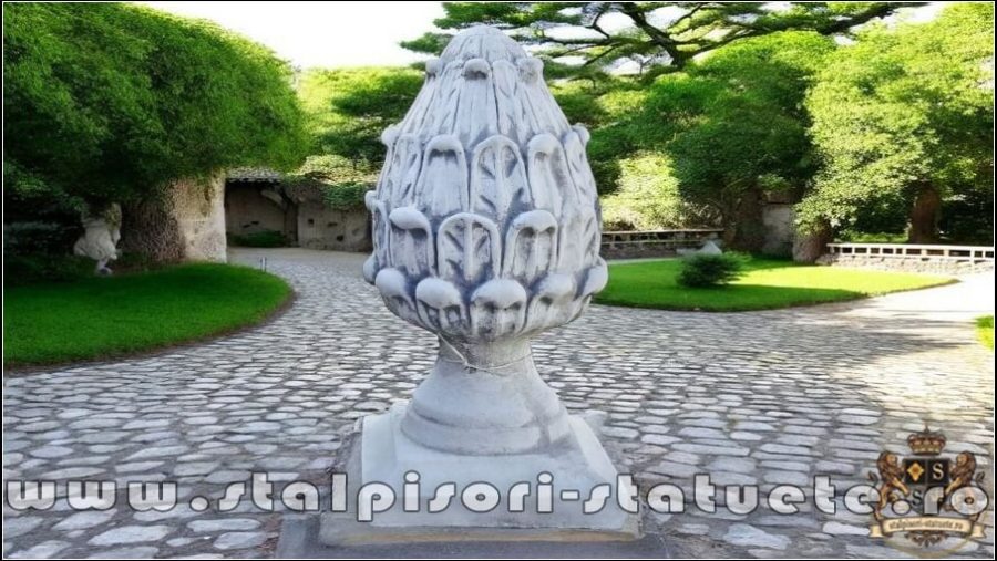 Capitel con de pin cu bază, gri patinat, model T3. (1)