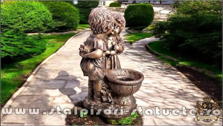 Statuetă copilași cu vază, arămiu, model S45. (3)