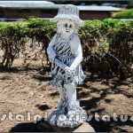 Statueta fetiţa cu furtun, gri patinat, model S34.