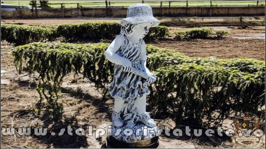 Statueta fetiţa cu furtun, gri patinat, model S34. (2)
