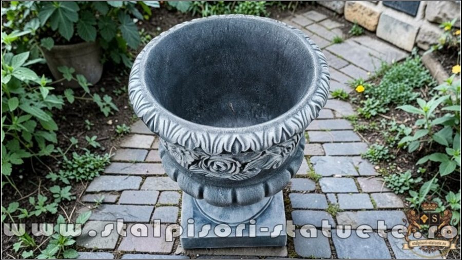 Vază ornament cu picior, gri patinat, model V7. (4)