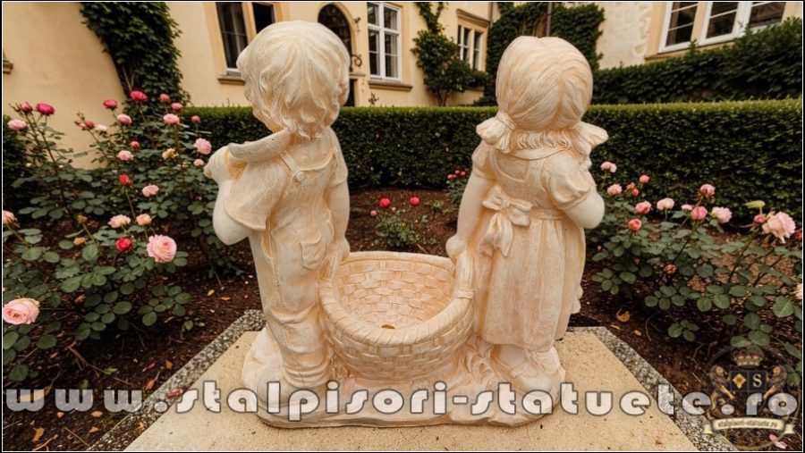 Statuetă copii cu coșuleț, gri antichizat, model J2. (4)