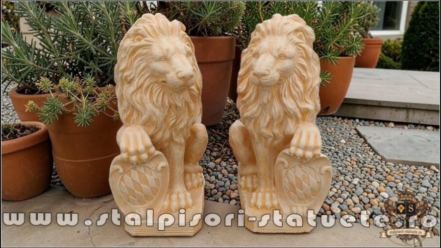 Statuetă leu mic cu blazon, galben patinat, model S2. (1)