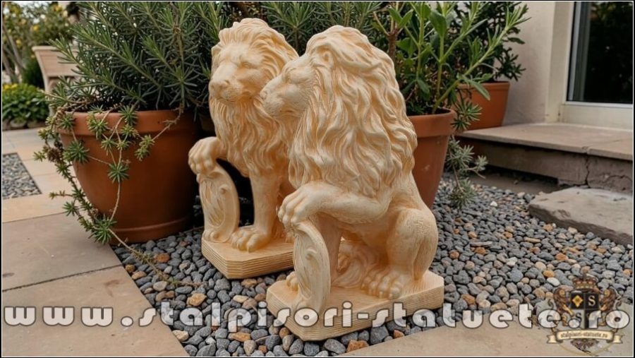 Statuetă leu mic cu blazon, galben patinat, model S2. (3)
