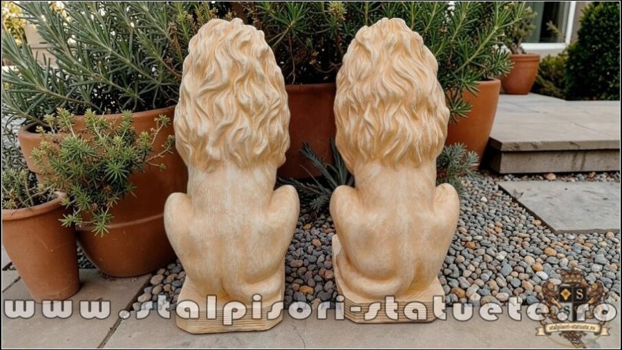 Statuetă leu mic cu blazon, galben patinat, model S2. (4)