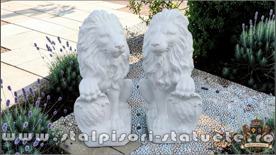 Statuetă leu mic cu blazon, alb marmorat, model S2. (1)