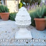 Capitel con de pin cu bază, alb marmorat, model T3.