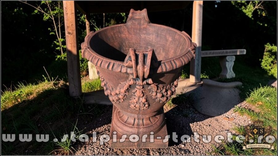 Vază mare cu picior, terracotta patinat, model V2. (2)