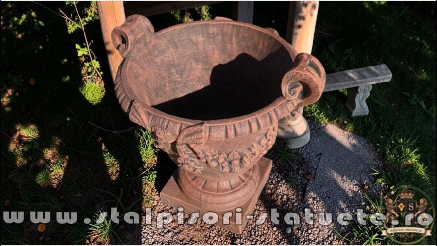 Vază mare cu picior, terracotta patinat, model V2. (3)