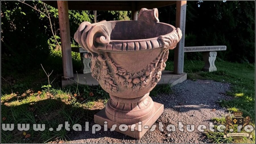 Vază mare cu picior, terracotta patinat, model V2. (4)