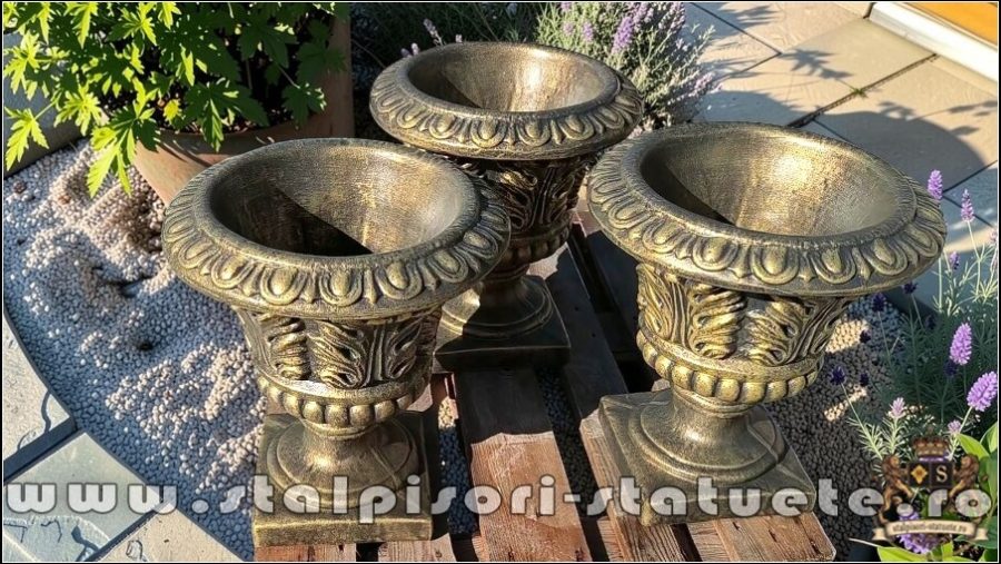 Vază ornament stejar cu picior, auriu patinat, model V3. (2)
