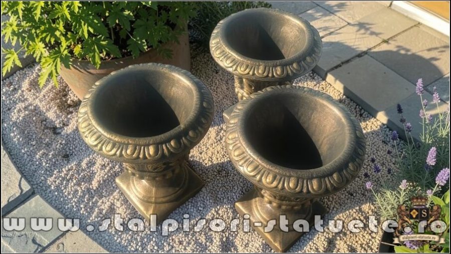 Vază ornament stejar cu picior, auriu patinat, model V3. (4)